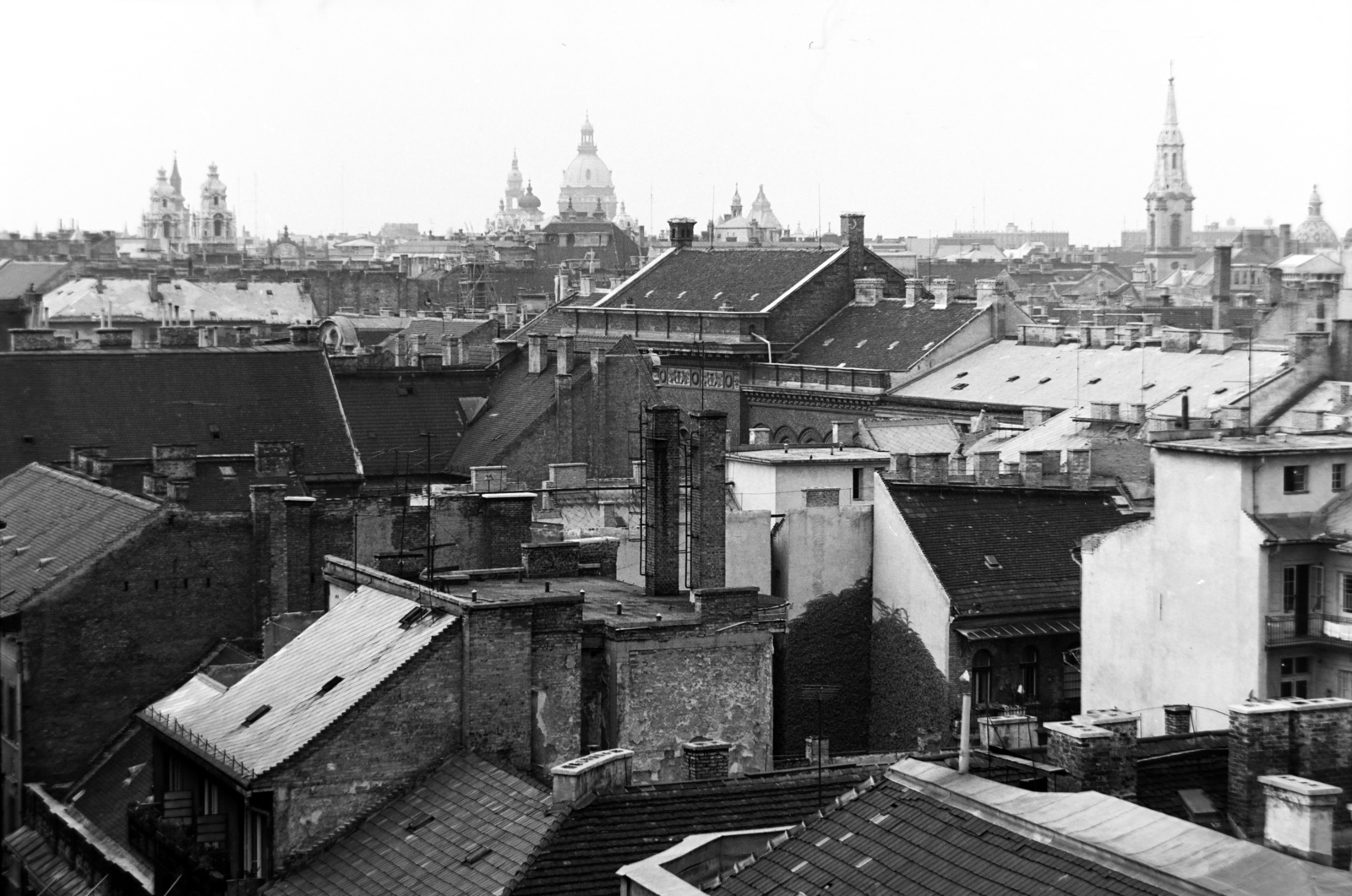 Hungary, Budapest V., kilátás a Molnár utca 53-as számú házból, balra a Klotild paloták tornyai, középen a Bazilika kupolája, jobbra a Belvárosi Ferences templom tornya látszik., 1975, Szalay Zoltán, Budapest, Fortepan #198747