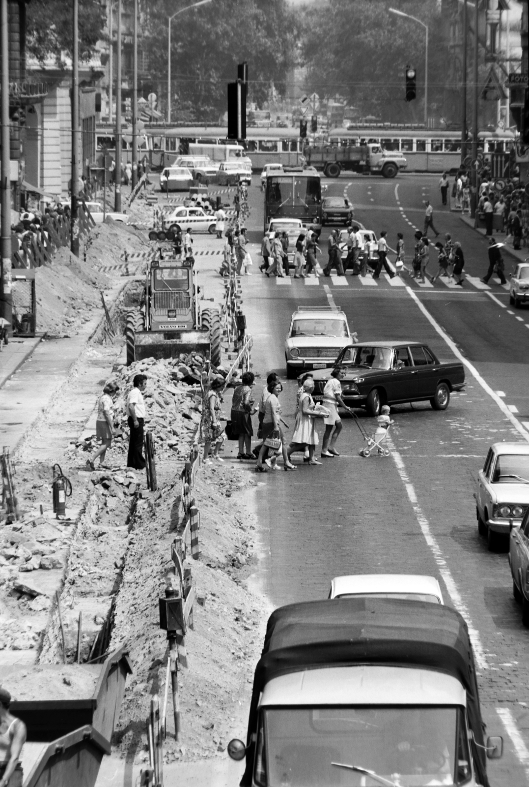 Hungary, Budapest V., a Kossuth Lajos utca a Ferenciek tere (Felszabadulás tér) előtt épített ideiglenes gyalogos felüljáróról az Astoria felé nézve., 1975, Szalay Zoltán, Budapest, traffic, Fortepan #198759