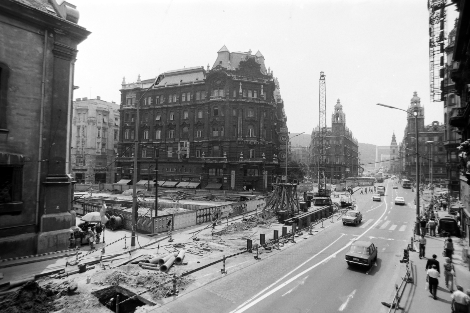Hungary, Budapest V., a Ferenciek tere (Felszabadulás tér) aluljárórendszerének kiépítése, a Kossuth Lajos utca feletti ideiglenes gyalogos felüljáróról a Szabad sajtó út felé nézve., 1975, Szalay Zoltán, Budapest, Fortepan #198760