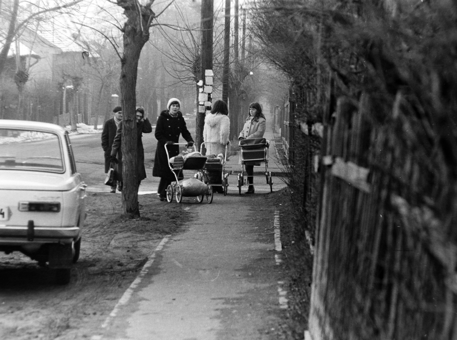 Magyarország, Budapest XVIII., Kossuth Lajos utca, a Vasvári Pál utcai kereszteződés közelében., 1970, Szalay Zoltán, Budapest, babakocsi, Wartburg 353, Fortepan #198767