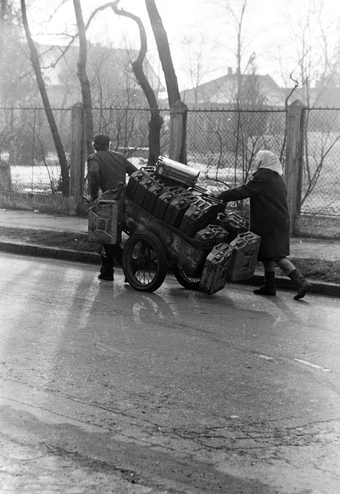 Hungary, Budapest XVIII., a Petőfi utca a Szűz Mária Szeplőtelen Szíve-templom kertjének kerítésénél. Háttérben a Wlassics Gyula (Bokányi Dezső) utca., 1970, Szalay Zoltán, Budapest, petrol can, fence, Haidekker-brand, Fortepan #198768