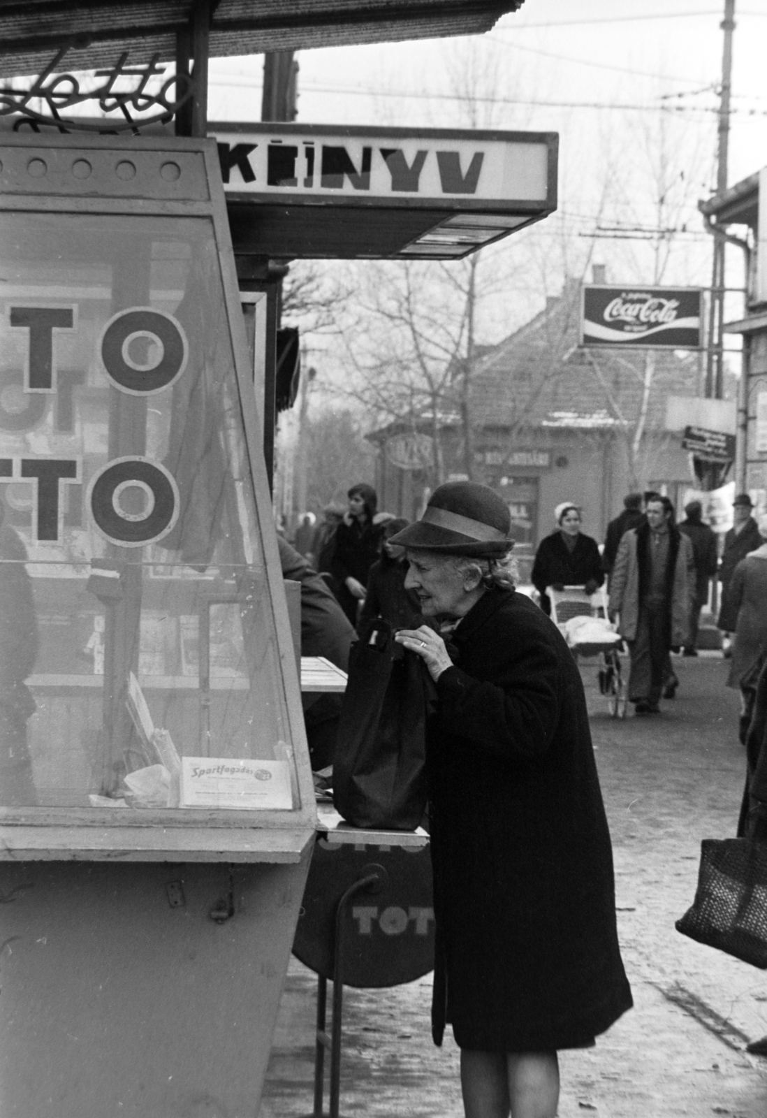 Hungary, Budapest XVIII., Béke tér., 1970, Szalay Zoltán, Budapest, lottery retailer, Fortepan #198769