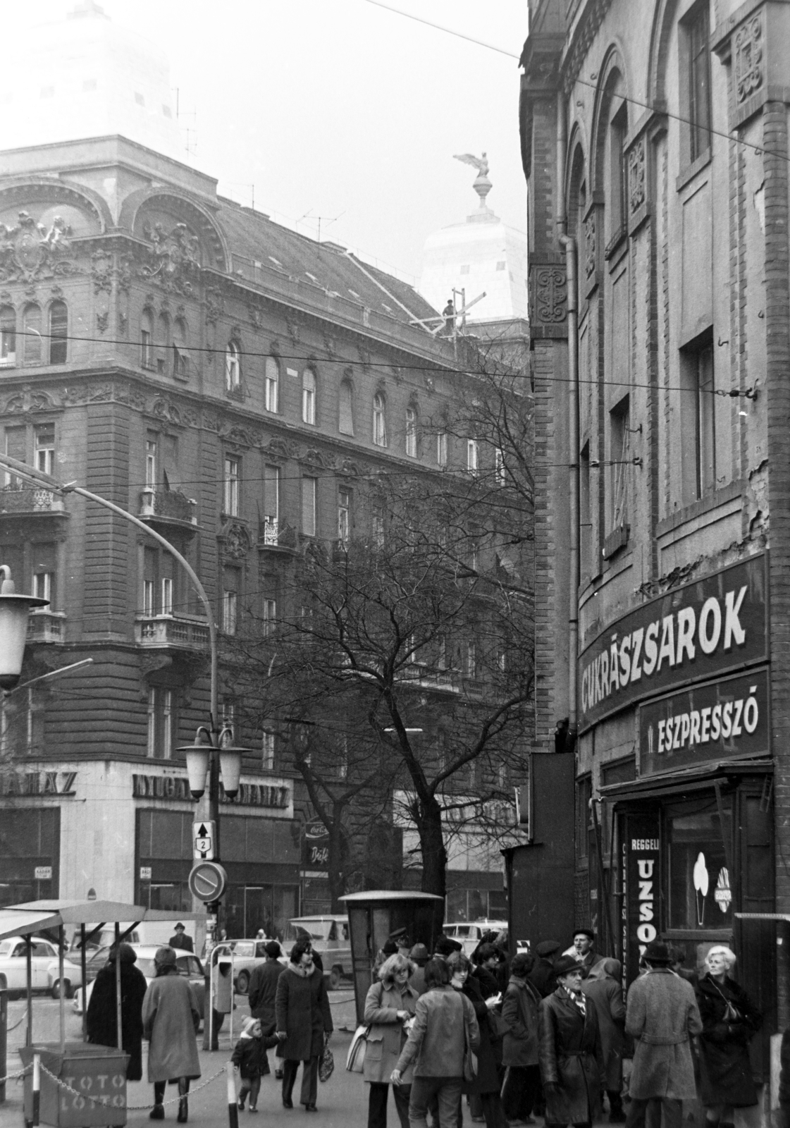 Magyarország, Budapest VI., Nyugati (Marx) tér a Váci út felé nézve, jobbra a Westend-ház., 1970, Szalay Zoltán, Budapest, Fortepan #198777