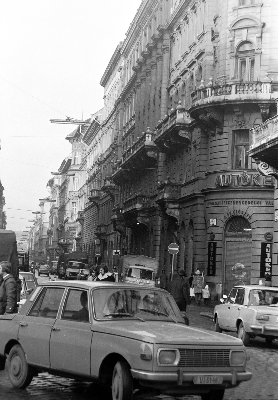 Magyarország, Budapest VI., Jókai utca, jobbra az Aradi utca torkolata, a Jókai tér felől nézve., 1975, Szalay Zoltán, Budapest, rendszám, Autó és Alkatrészkereskedelmi Vállalat, Fősped-szervezet, Wartburg 353, Fortepan #198781