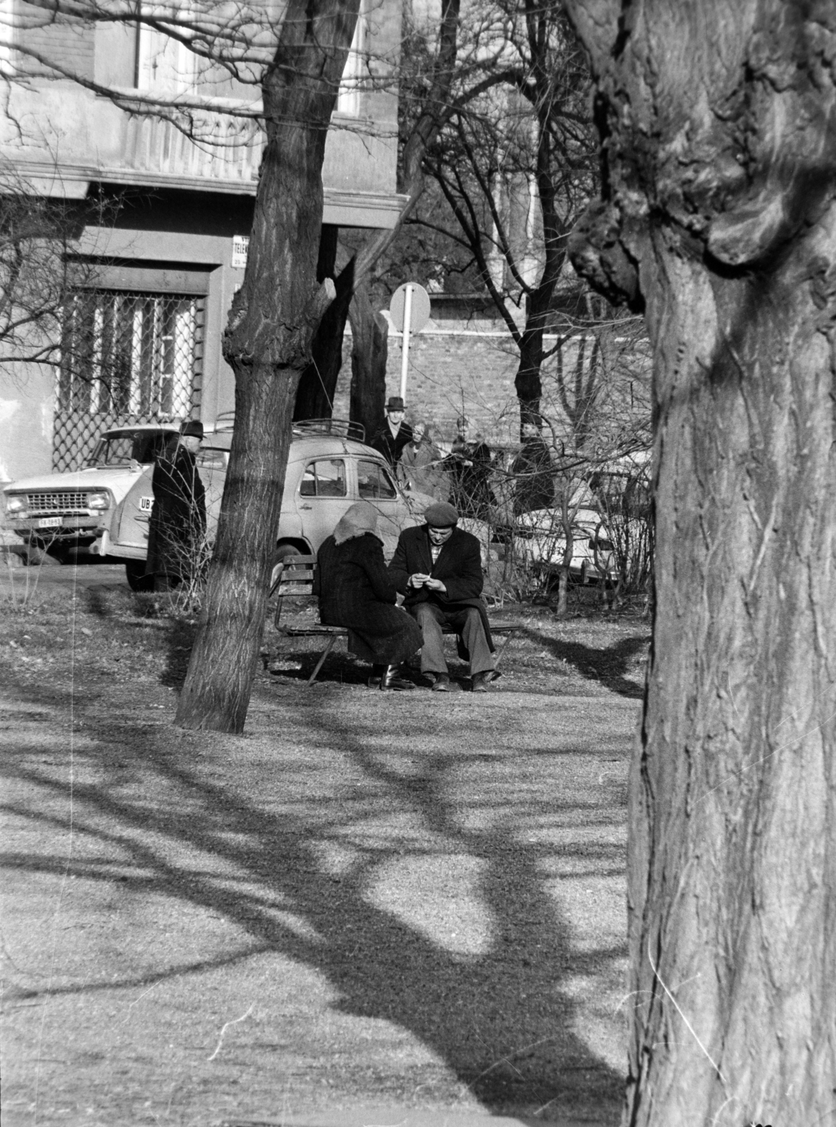 Magyarország, Budapest VIII., Teleki László tér, háttérben jobbra a Fiumei (Mező Imre) út és a Fiumei úti Nemzeti Sírkert (Kerepesi temető)., 1970, Szalay Zoltán, Budapest, Fortepan #198786