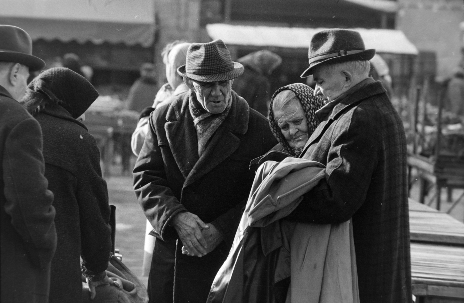 Hungary, Budapest VIII., Teleki László tér, piac., 1970, Szalay Zoltán, Budapest, coat draped over arm, Fortepan #198790