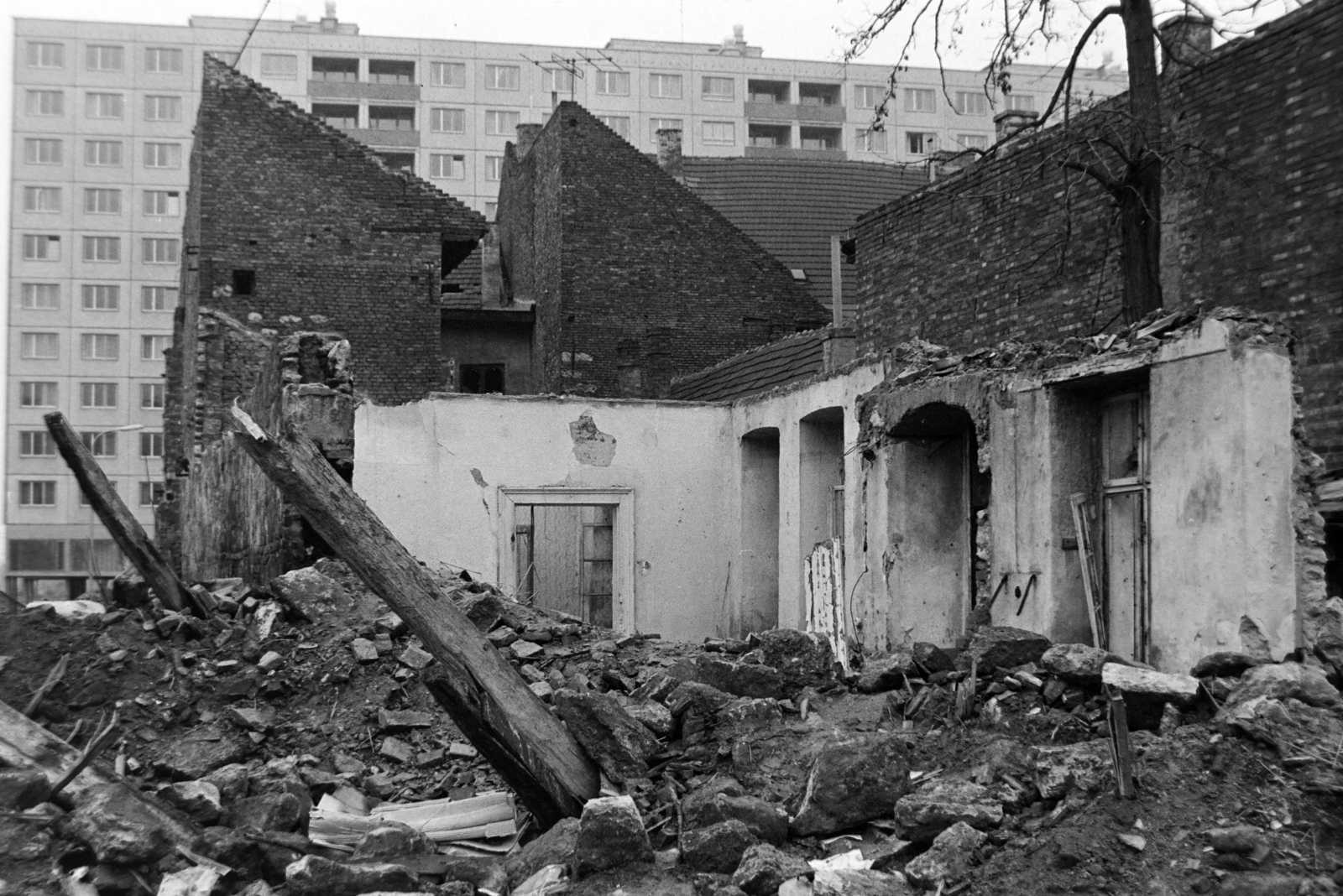 Hungary, Óbuda, Budapest III., a Mókus utca 11. számú ház bontása, háttérben a Lajos utca 131. számú panelház., 1973, Szalay Zoltán, Budapest, Fortepan #198795