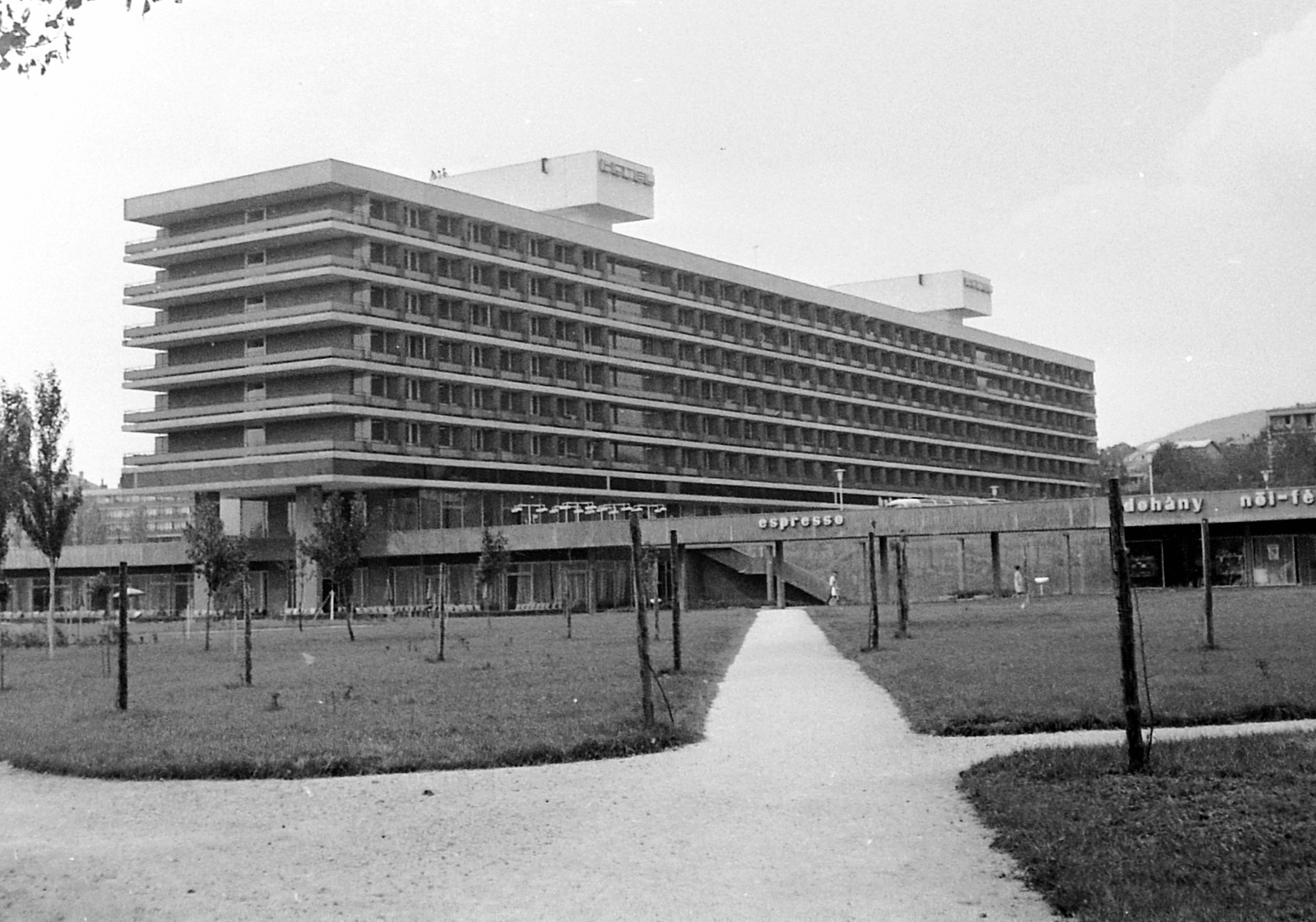 Hungary, Balatonfüred, Hotel Annabella a Tagore sétány felől., 1968, Gyöngyi, neon sign, modern architecture, Fortepan #1988