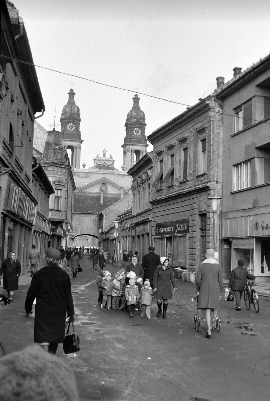 Hungary, Pápa, Kossuth Lajos utca, háttérben a Nagytemplom., 1975, Szalay Zoltán, kids, bicycle, baby carriage, walk, tower, Fortepan #198807