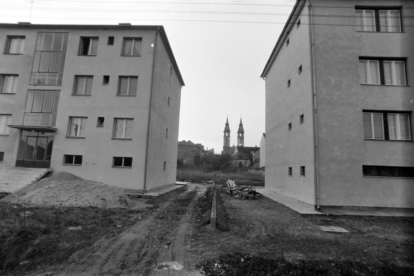 Hungary, Pápa, Beke József utca, távolban a református templom tornyai., 1975, Szalay Zoltán, dirt road, tower, Fortepan #198809