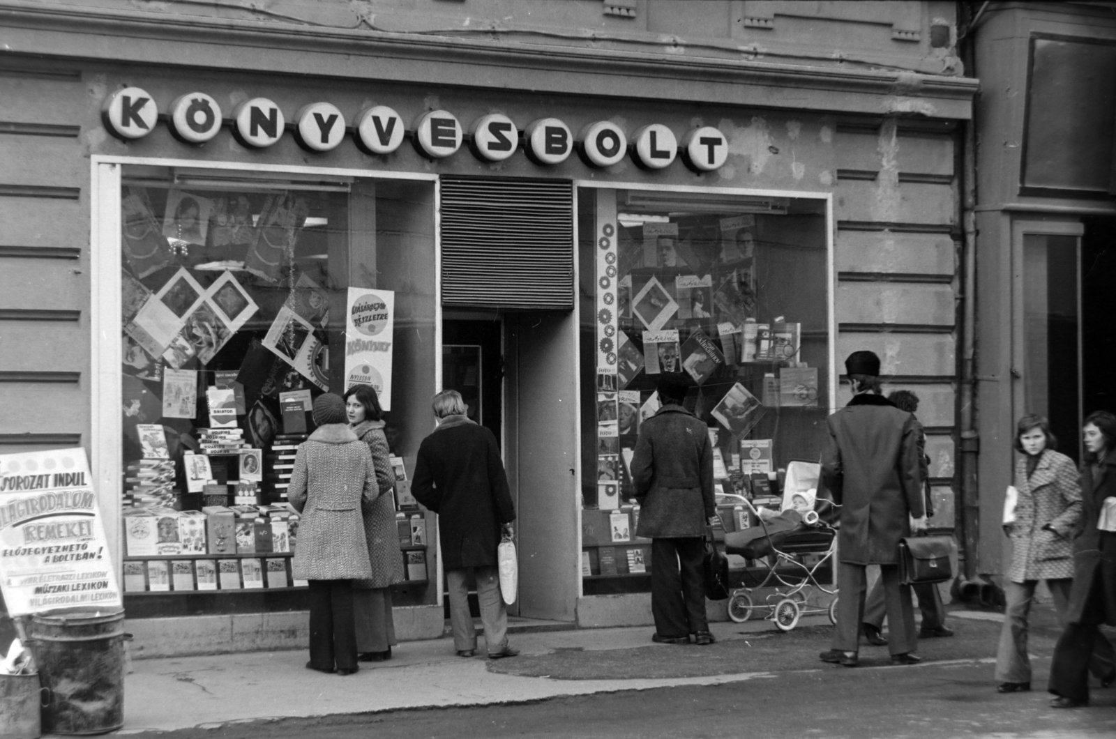 Hungary, Pápa, Kossuth Lajos utca 10., 1975, Szalay Zoltán, baby carriage, ad, book store, Show window, Fortepan #198812
