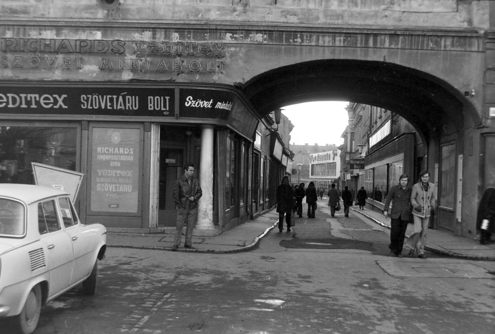 Magyarország, Pápa, Fő tér, az árkádon túl a Kossuth utca., 1975, Szalay Zoltán, reklám, trapéznadrág, árkád, neon felirat, Fortepan #198818