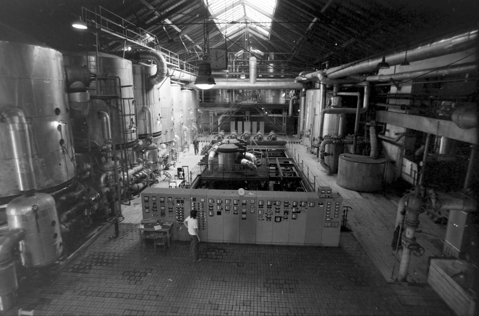 Hungary, Hatvan, Radnóti tér (Szocialista brigádok tere) 2., Mátravidéki Cukorgyárak Vállalata, a Hatvani Cukorgyár fő csarnoka. Az alsó óra mutatja a pontos időt, a felső óra a II. világháború alatt vált működésképtelené., 1978, Szalay Zoltán, sugar factory, hall, factory, Fortepan #198823