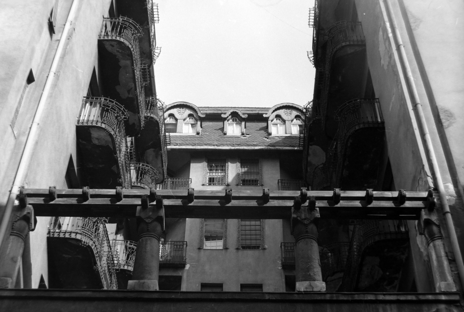 Hungary, Budapest VIII., Rákóczi út - Csokonai utca sarok, Palace Hotel. A felvételen a Csokonai utcai oldal részlete látszik., 1978, Szalay Zoltán, Budapest, Fortepan #198827