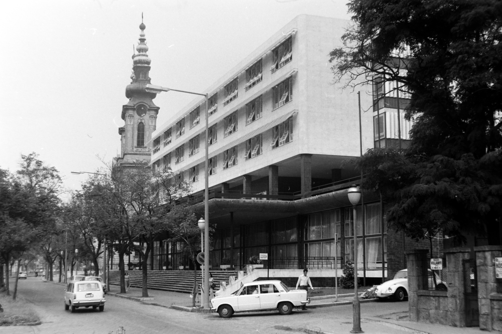 Hungary, Budapest XI., Villányi út, jobbra a Molnár C. Pál (Balogh) lejtő torkolata, szemben az MSZMP oktatási épülete (később konferencia-központ), mögötte a Szent Imre-templom., 1980, Szalay Zoltán, Budapest, Fortepan #198828