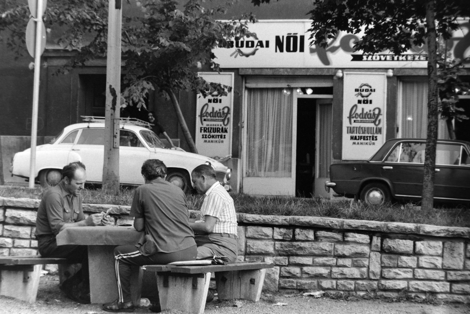 Hungary, Budapest I., kis tér a Zsolt utca - Aladár (Asztalos János) utca találkozásánál, a háttérben fodrászüzlet az Aladár utca 16. számú házban., 1975, Szalay Zoltán, Budapest, Fortepan #198831