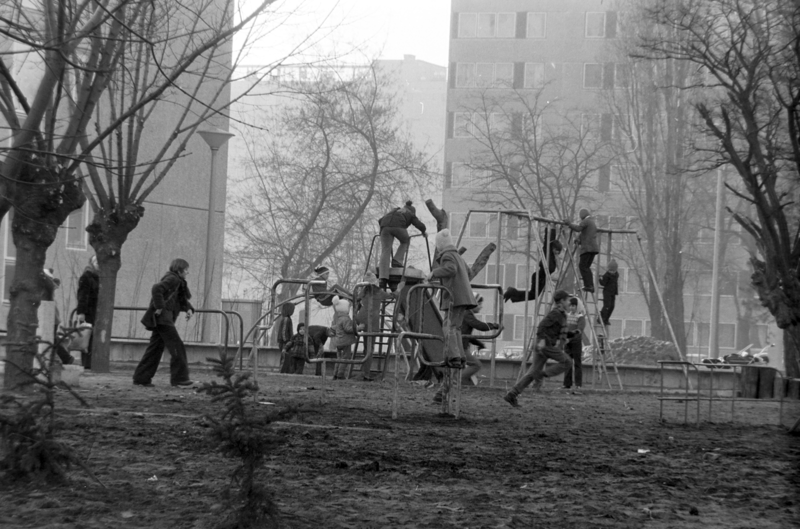 Hungary, Budapest XIV., Füredi utcai lakótelep., 1975, Szalay Zoltán, Budapest, playground, monkey bar, playground slide, Fortepan #198850