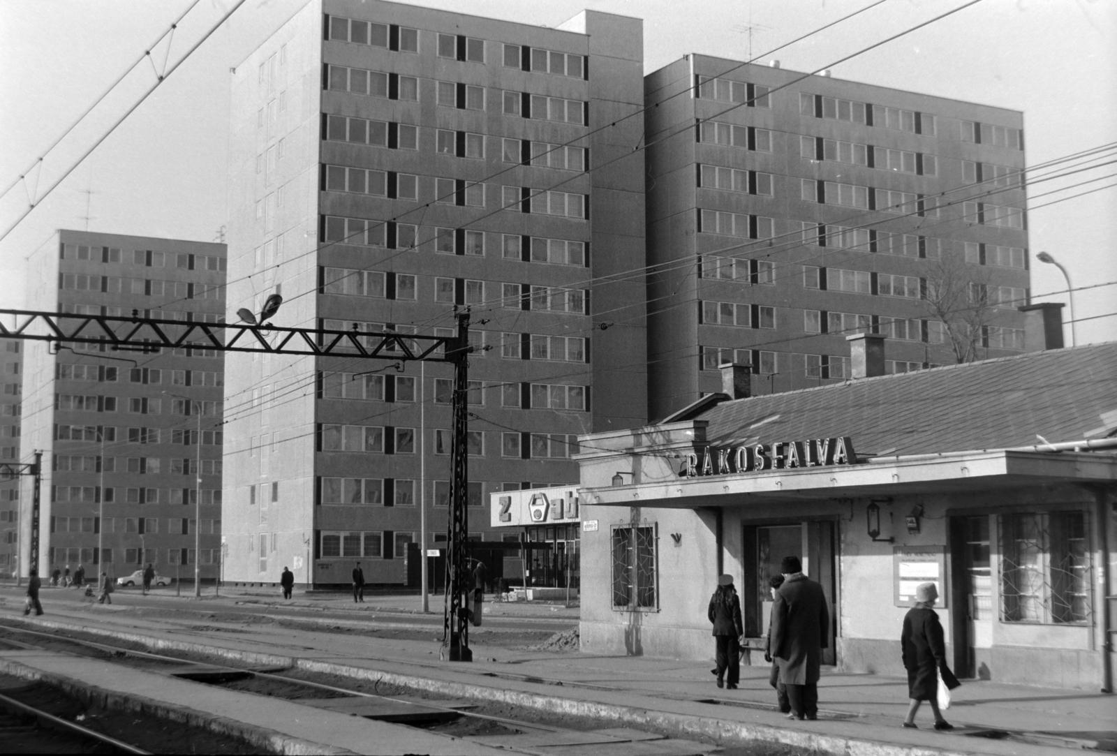 Hungary, Budapest XIV., Rákosfalva HÉV állomás, háttérben a Kerepesi út 148-as számú ház., 1975, Szalay Zoltán, Budapest, Fortepan #198853