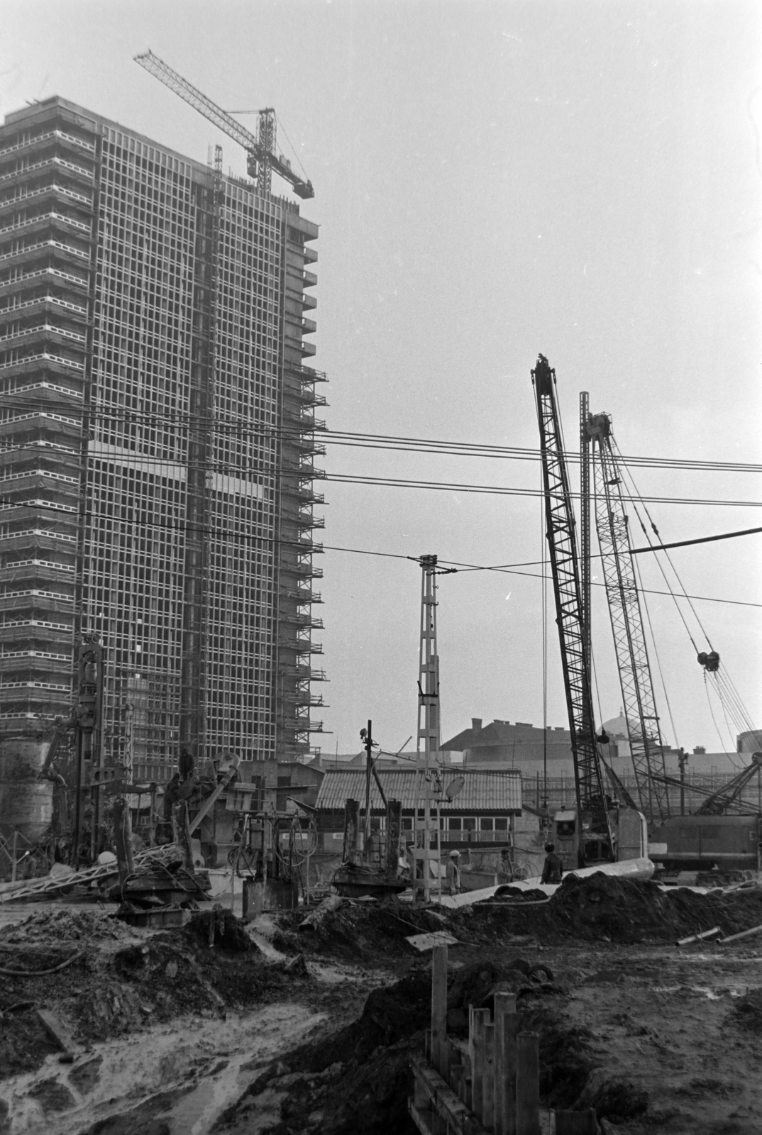 Magyarország, Budapest VIII.,Budapest IX., Nagyvárad tér, a SOTE (később Semmelweis Egyetem) Elméleti Tömbjének építkezése., 1974, Szalay Zoltán, Budapest, Fortepan #198863