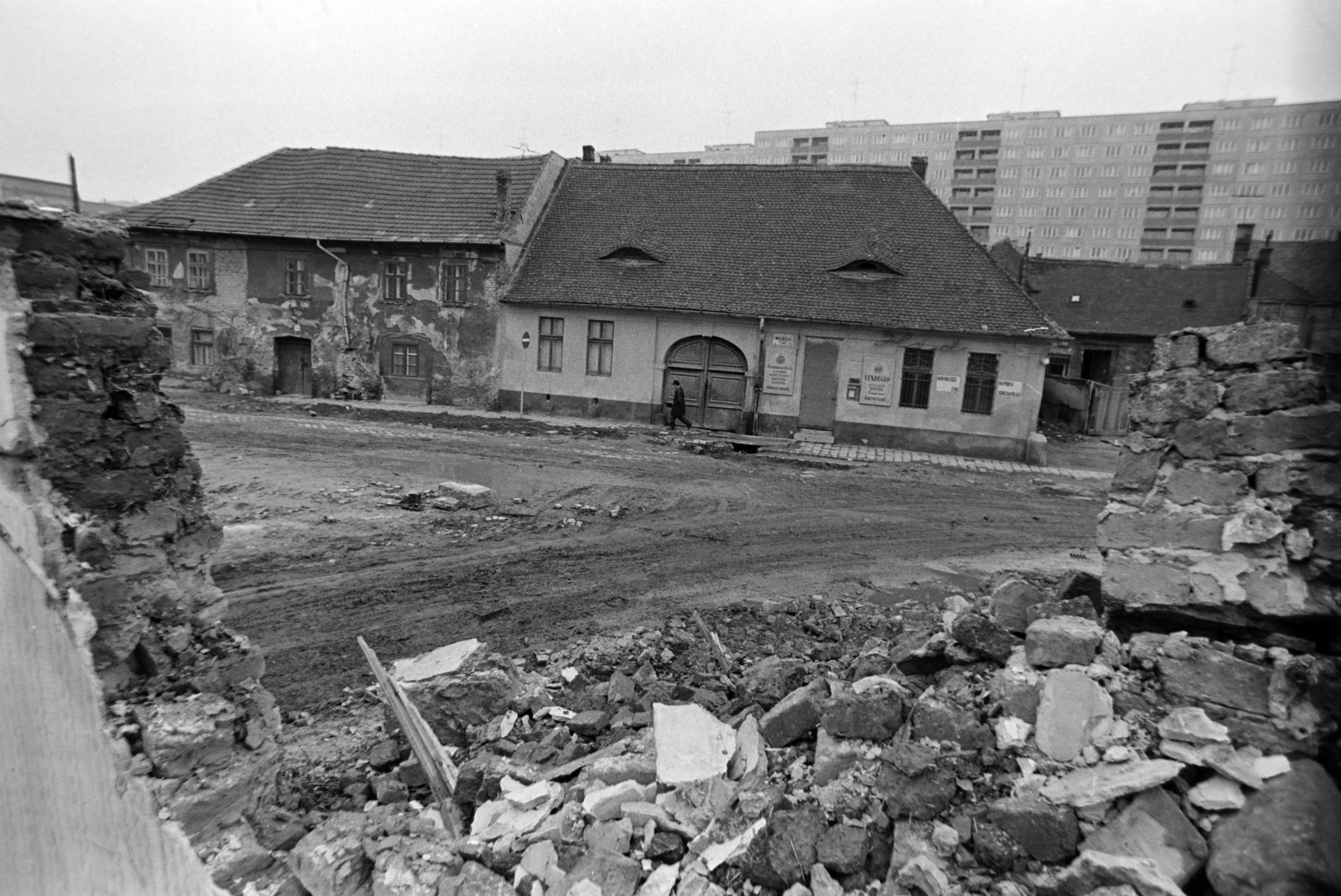 Hungary, Óbuda, Budapest III., a Mókus utca - Óbudai utca - Lajos utca határolta terület házainak bontása, szemben a Mókus utca 22. a Kéhli (ekkor Híd) vendéglő., 1973, Szalay Zoltán, Budapest, Fortepan #198865