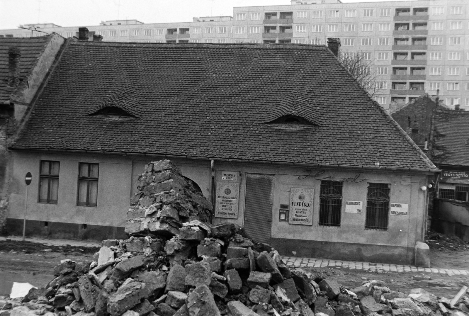 Hungary, Óbuda, Budapest III., a Mókus utca - Óbudai utca - Lajos utca határolta terület házainak bontása, szemben a Mókus utca 22. a Kéhli (ekkor Híd) vendéglő., 1973, Szalay Zoltán, Budapest, Fortepan #198866