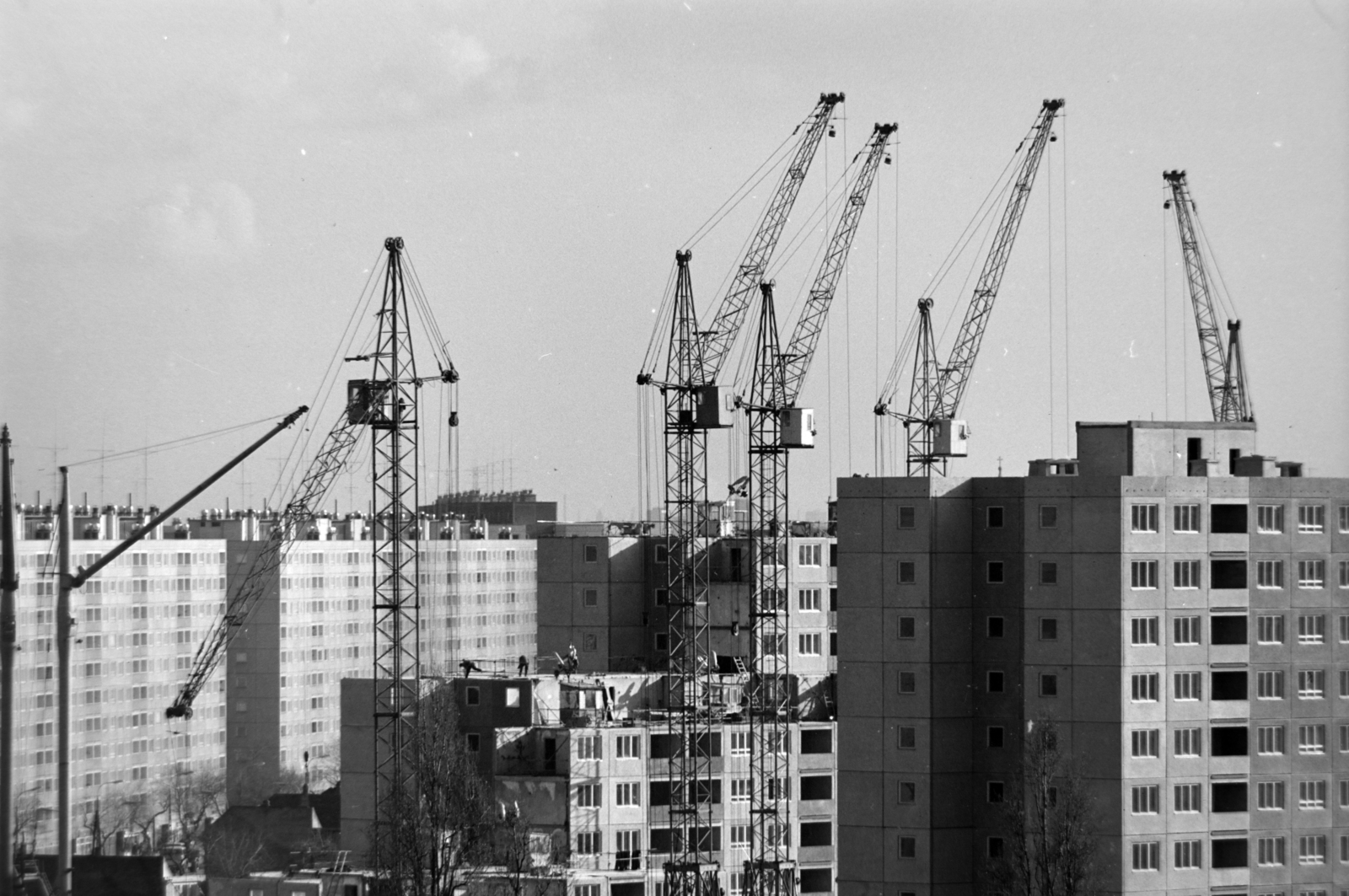 Magyarország, Óbuda, Budapest III., kilátás az Újlaki téglagyár felől, a kép közepén az Ágoston utca épülő panelházai, ettől balra a Vörösvári út, jobbra a Bécsi út épületei., 1974, Szalay Zoltán, Budapest, Fortepan #198872