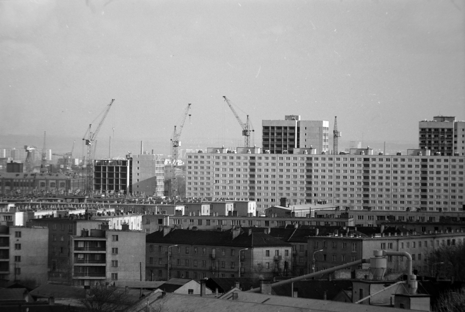 Hungary, Óbuda, Budapest III., kilátás az Újlaki téglagyár felől, az előtérben a Hévízi út épületei, a háttérben középen és jobbra a Szentendrei út panelházai, balra az épülő Bogdáni út 4. számú panelház., 1974, Szalay Zoltán, Budapest, Fortepan #198873