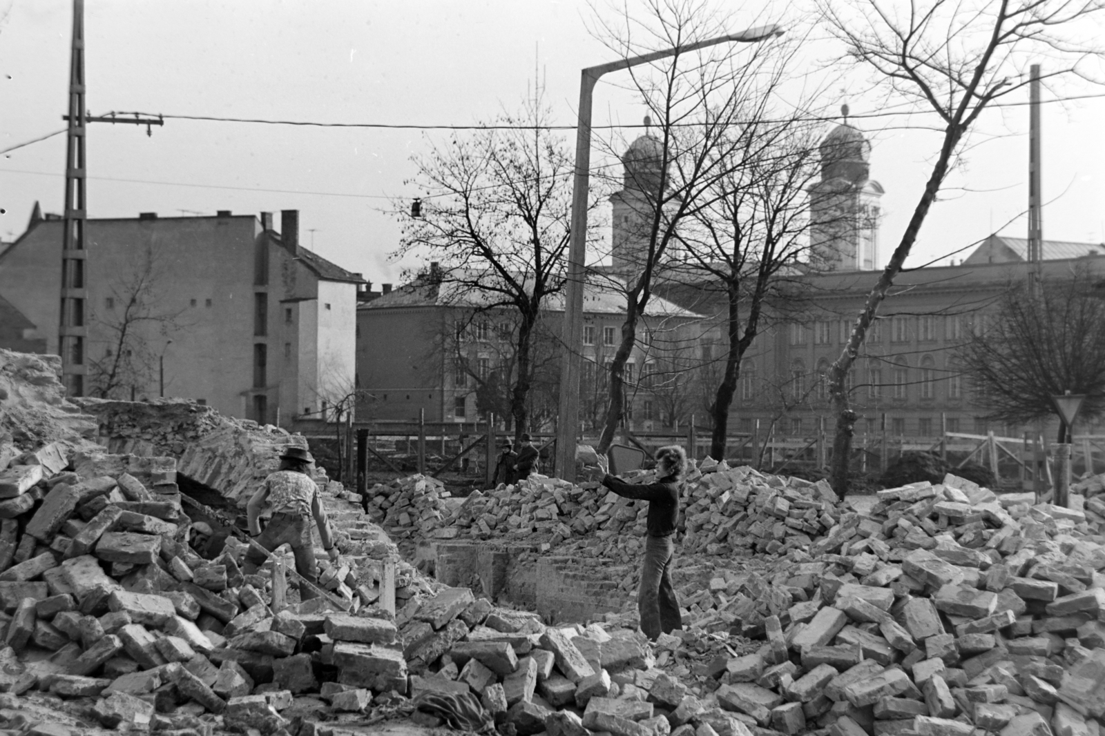 Hungary, Debrecen, bontási terület a Bethlen utca és a Mester utca sarkán, jobbra a Déri Múzeum, középen a Református Nagytemplom tornyai láthatók., 1974, Szalay Zoltán, Fortepan #198895