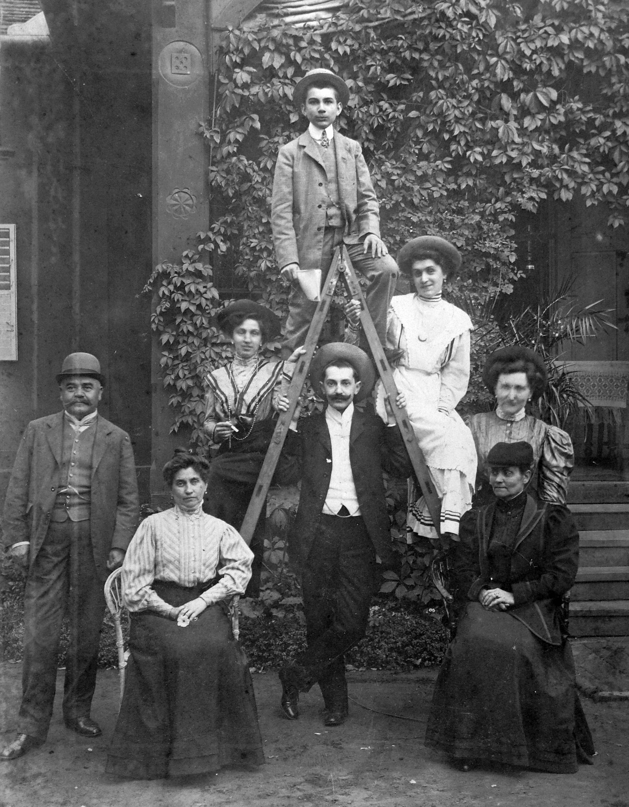 1900, Fortepan, fashion, hat, tableau, restaurant, ladder, coffee house, Sárköz folk costume, sitting on a ladder, Fortepan #19890