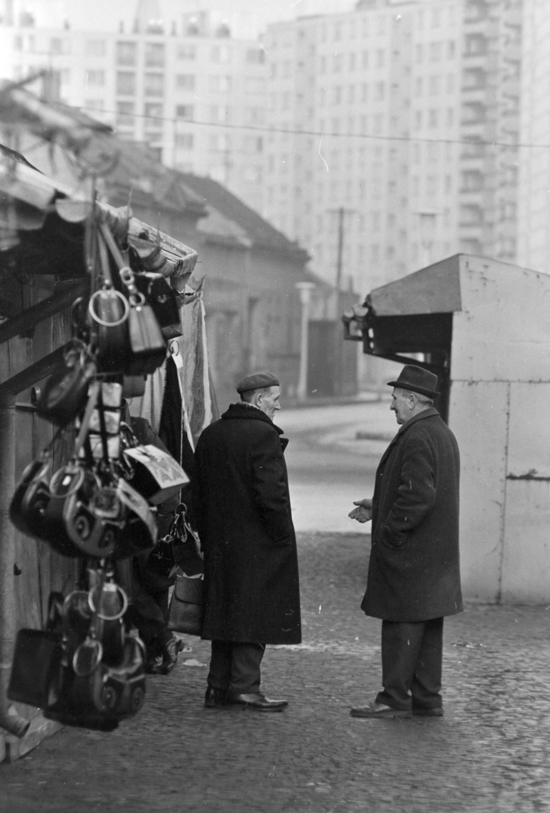 Magyarország, Debrecen, Kazinczy utca, a háttérben a Senyei-Oláh István utca és a Csapó utca páros oldalának panelházai., 1974, Szalay Zoltán, Fortepan #198900