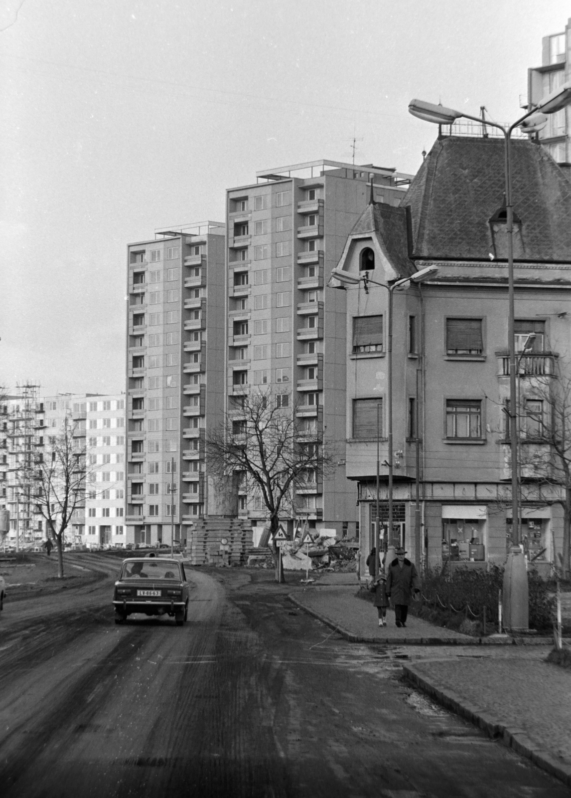 Slovakia, Levice, Kossuth Lajos tér (Námestie hrdinov) a Mártonffy utca (P.O.Hviezdoslava ulica) felé nézve. Előtérben jobbra a Jozefček-ház., 1975, Szalay Zoltán, Czechoslovakia, Fortepan #198905