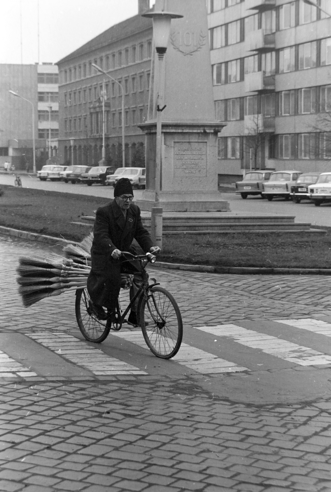 Hungary, Békéscsaba, Szabadság tér, szemben a 101. gyalogezred emlékműve., 1974, Szalay Zoltán, bicycle, Fortepan #198910
