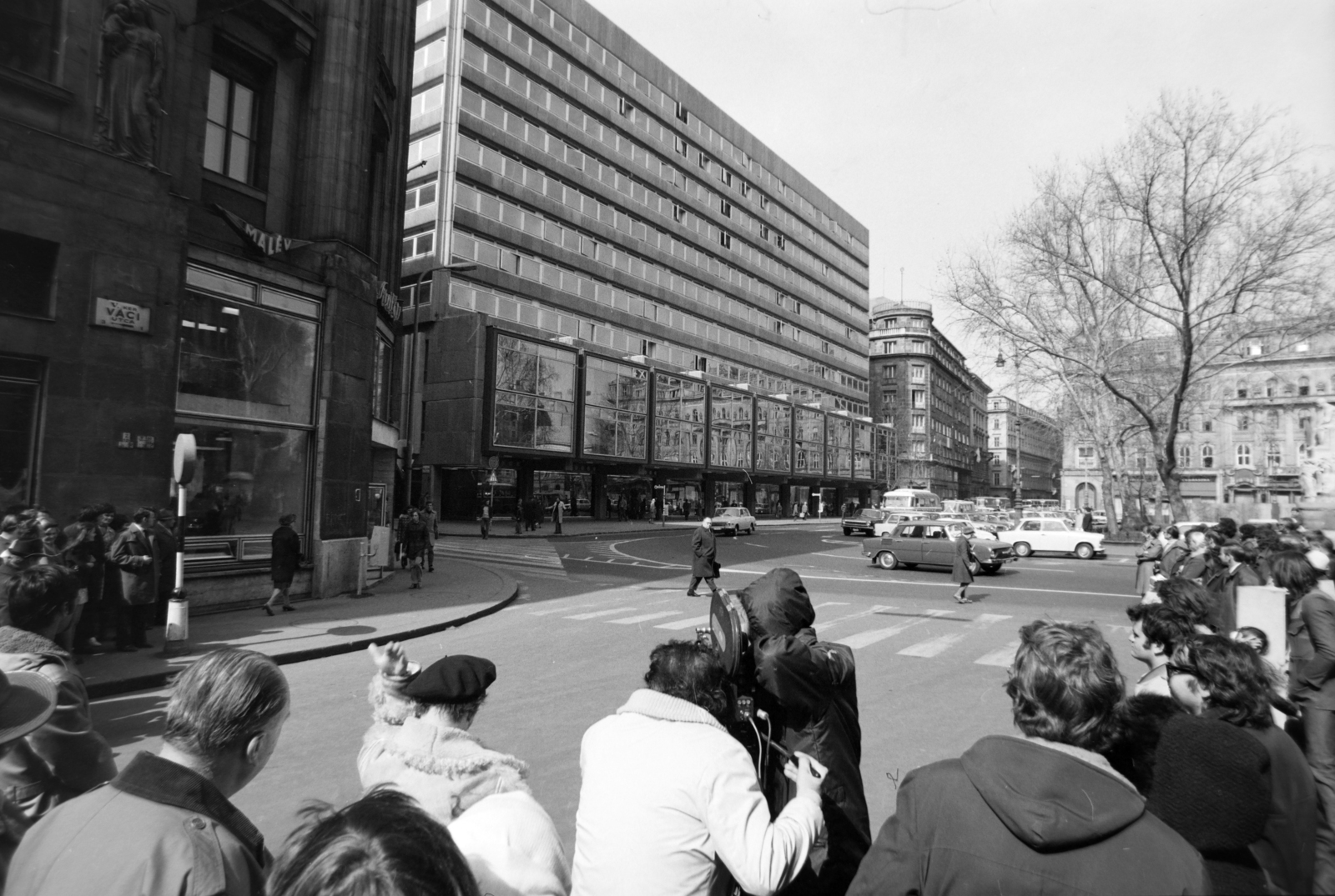Hungary, Budapest V., Váci utca, szemben a Vörösmarty téren az ORI (Országos Rendező Iroda) székháza., 1977, Szalay Zoltán, Budapest, Fortepan #198925