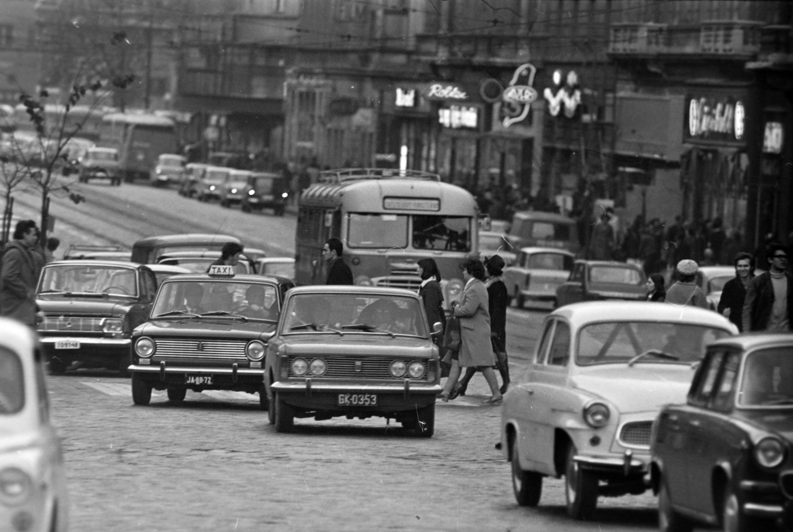 Magyarország, Budapest V.,Budapest IX., Vámház (Tolbuhin) körút a Fővám (Dimitrov) térről a Kálvin tér felé nézve., 1972, Szalay Zoltán, Budapest, Fortepan #198926