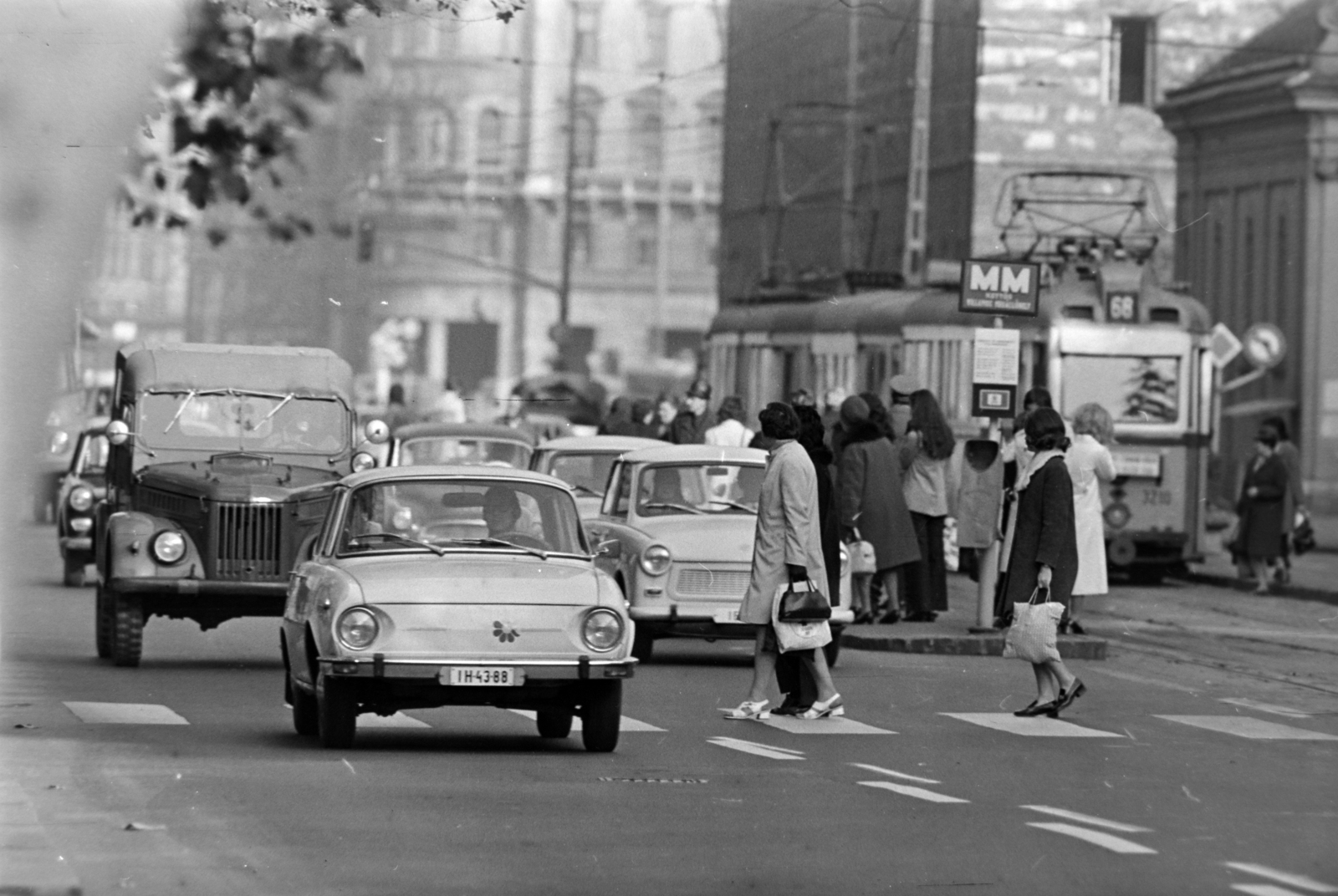 Hungary, Budapest VII.,Budapest VIII., Rákóczi út a Blaha Lujza tér felé nézve, jobbra a Szent Rókus-kápolna és a Rókus kórház., 1972, Szalay Zoltán, number plate, Budapest, Fortepan #198928