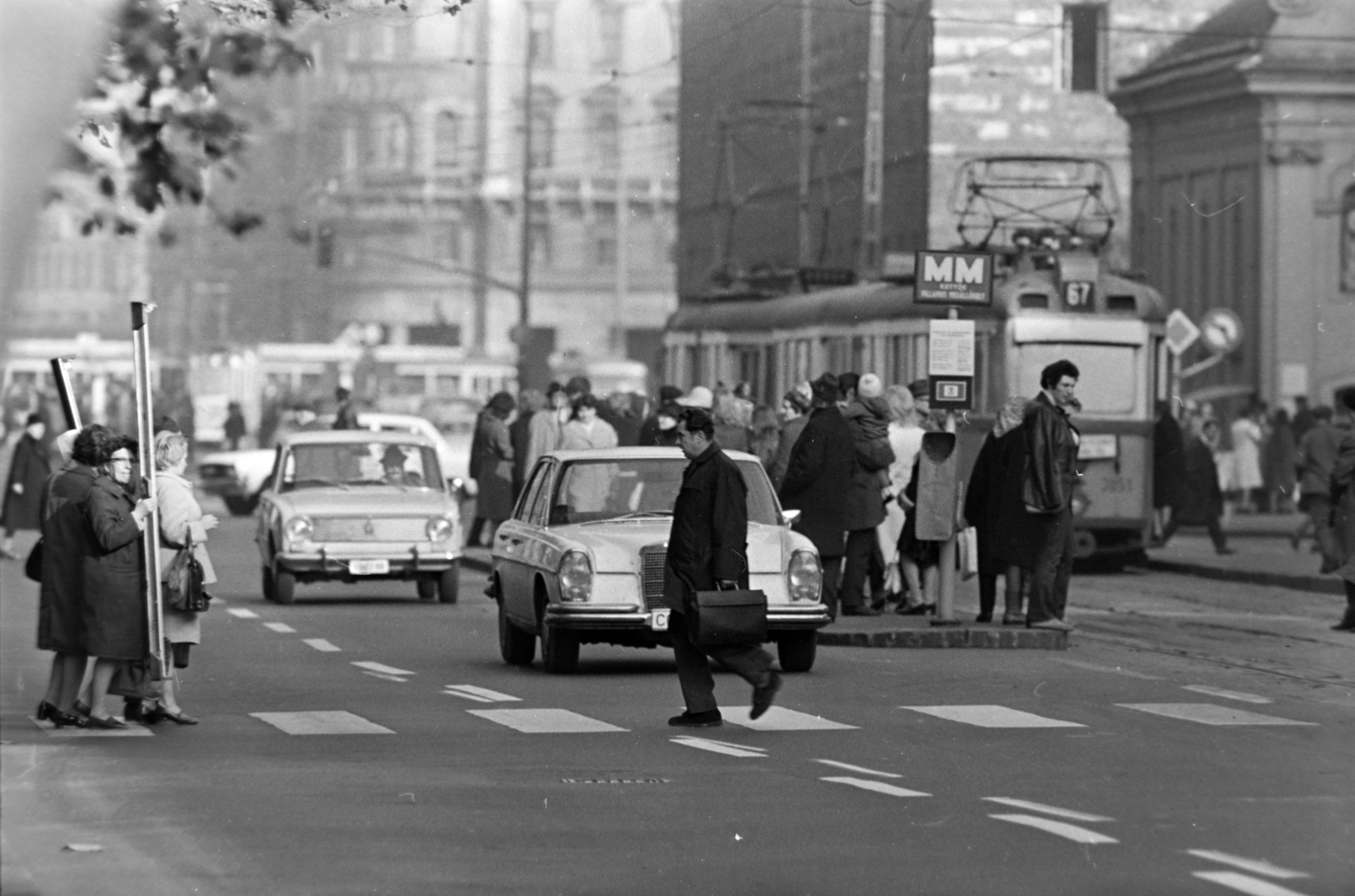 Hungary, Budapest VII.,Budapest VIII., Rákóczi út a Blaha Lujza tér felé nézve, jobbra a Szent Rókus-kápolna és a Rókus kórház., 1972, Szalay Zoltán, Budapest, Fortepan #198933