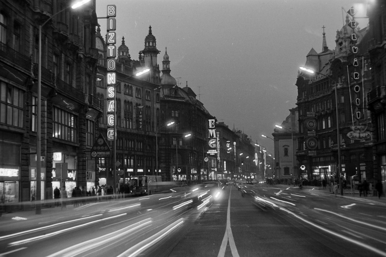 Hungary, Budapest V., Szabad sajtó út a Ferenciek tere (Felszabadulás tér) és a Kossuth Lajos utca felé nézve., 1974, Szalay Zoltán, Budapest, Fortepan #198937