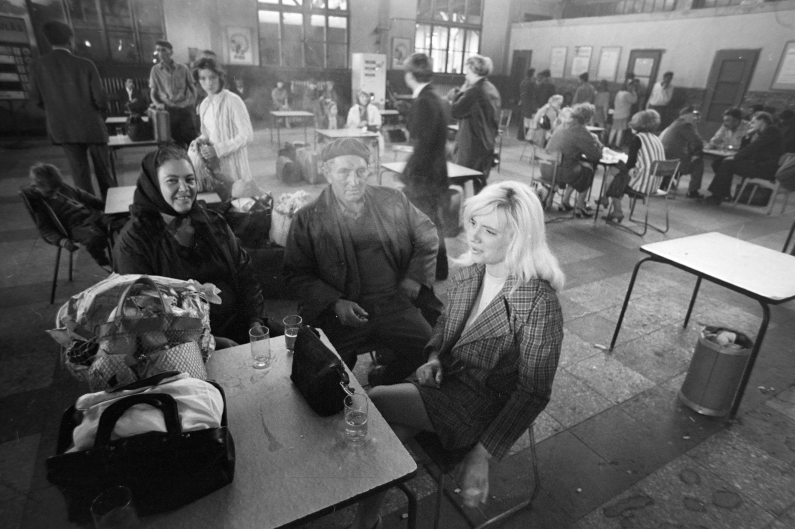 Hungary, Budapest VI., Nyugati pályaudvar, váróterem és bisztró a csarnok indulási oldalán., 1965, Szalay Zoltán, waiting room, Budapest, Fortepan #198951