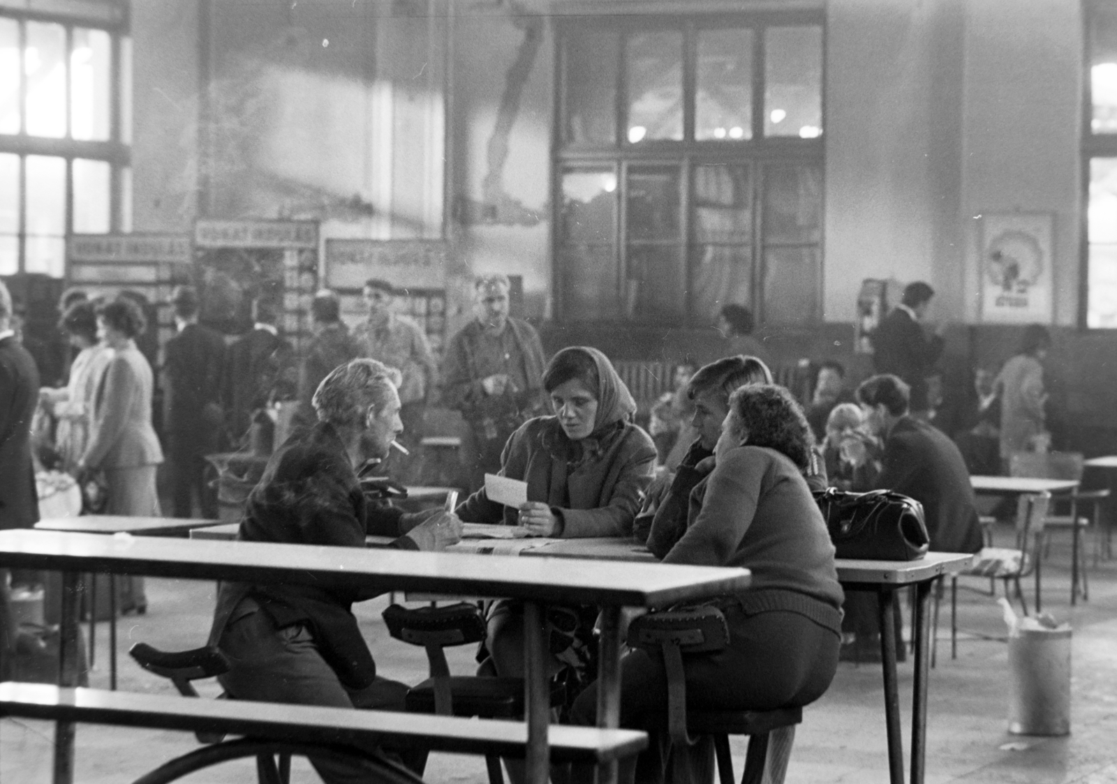 Hungary, Budapest VI., Nyugati pályaudvar, váróterem és bisztró a csarnok indulási oldalán., 1965, Szalay Zoltán, railway station buffet, train station, waiting room, Budapest, Fortepan #198952