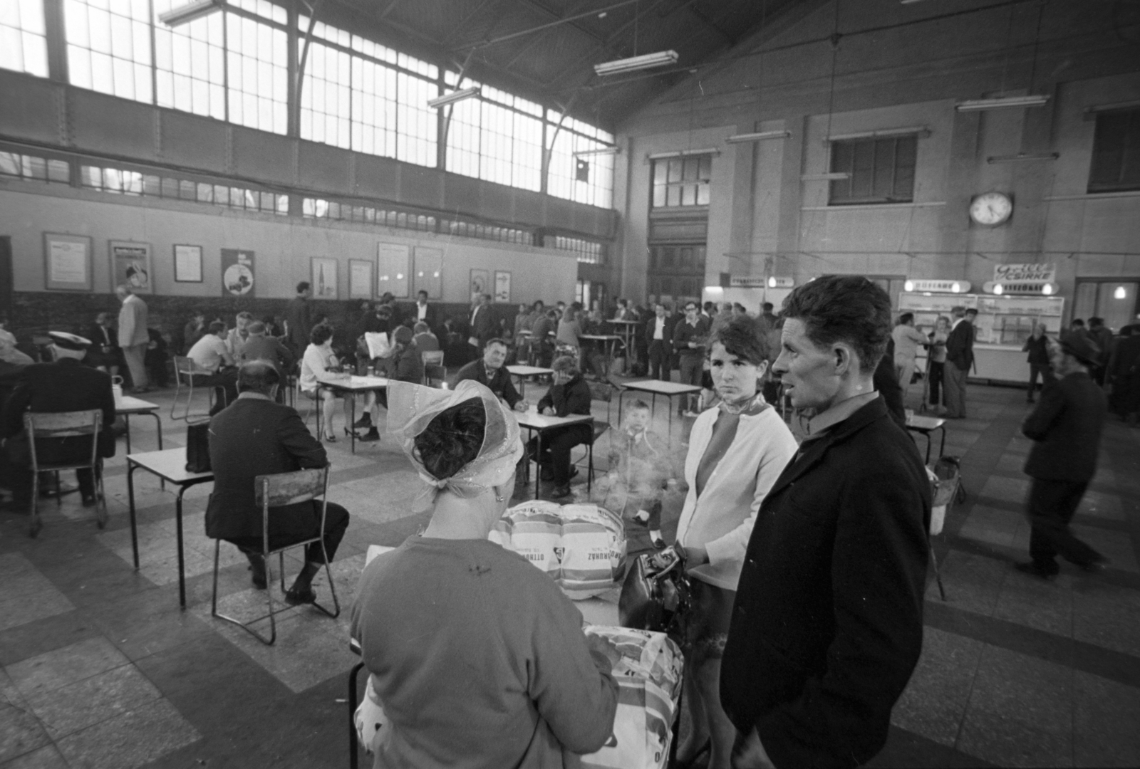 Hungary, Budapest VI., Nyugati pályaudvar, váróterem és bisztró a csarnok indulási oldalán., 1965, Szalay Zoltán, railway station buffet, train station, Budapest, Fortepan #198954