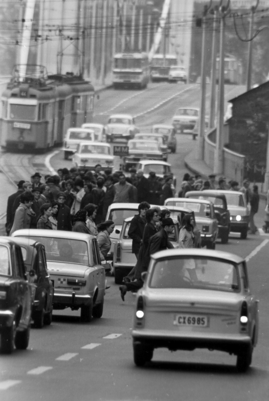 Magyarország, Budapest V., Szabad sajtó út, szemben az Erzsébet híd., 1972, Szalay Zoltán, Budapest, Trabant 601, villamosmegálló, Fortepan #198963