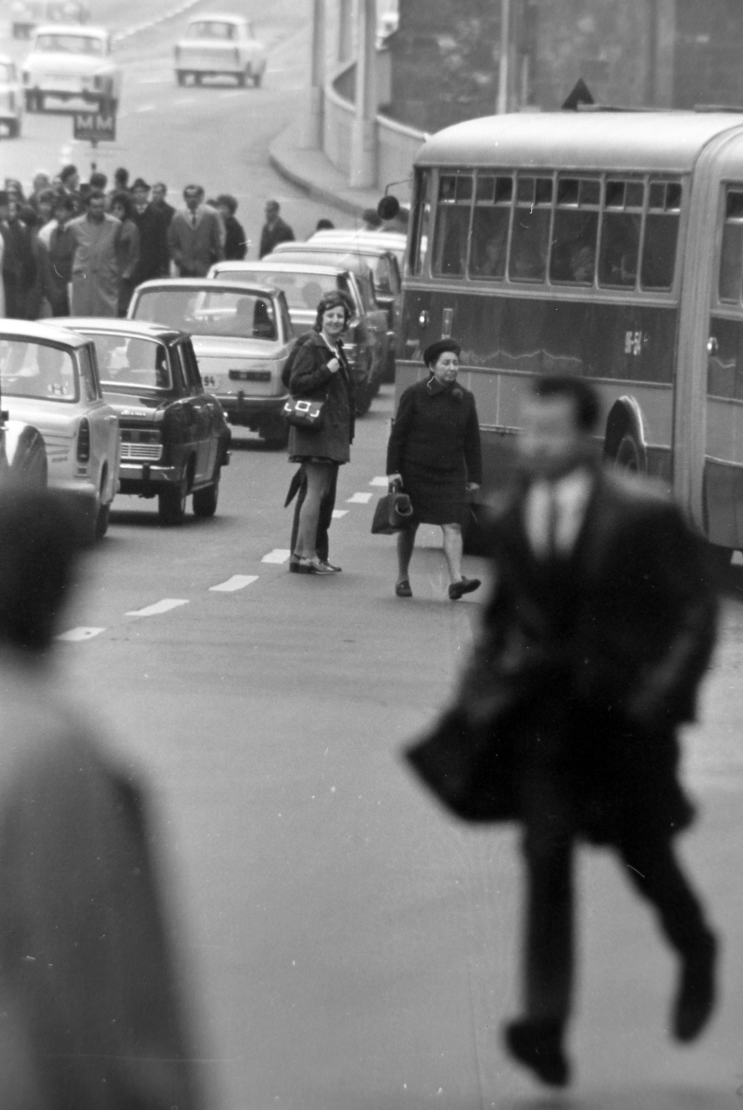 Magyarország, Budapest V., Szabad sajtó út, háttérben a busz takarásában a Belvárosi templom., 1972, Szalay Zoltán, Budapest, Fortepan #198964