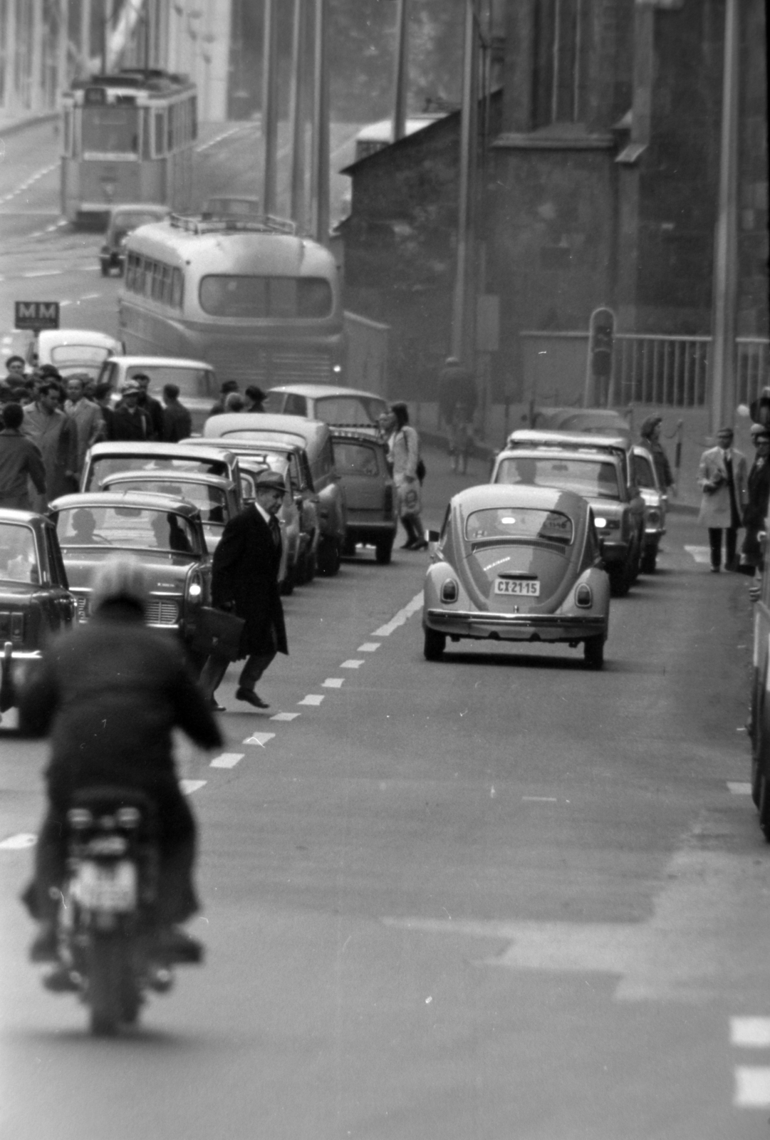 Magyarország, Budapest V., Szabad sajtó út, jobbra a Belvárosi templom., 1972, Szalay Zoltán, Budapest, kerékpár, Fortepan #198965