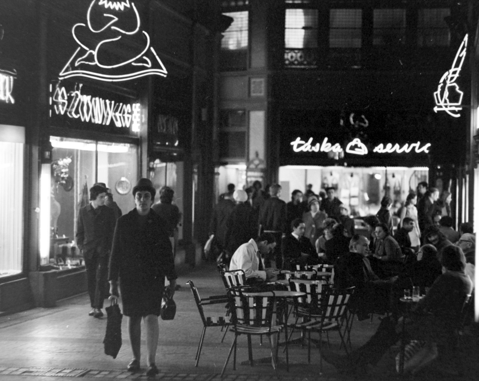 Magyarország, Budapest V., Ferenciek tere (Felszabadulás tér), Párizsi udvar., 1972, Szalay Zoltán, Budapest, Fortepan #198967