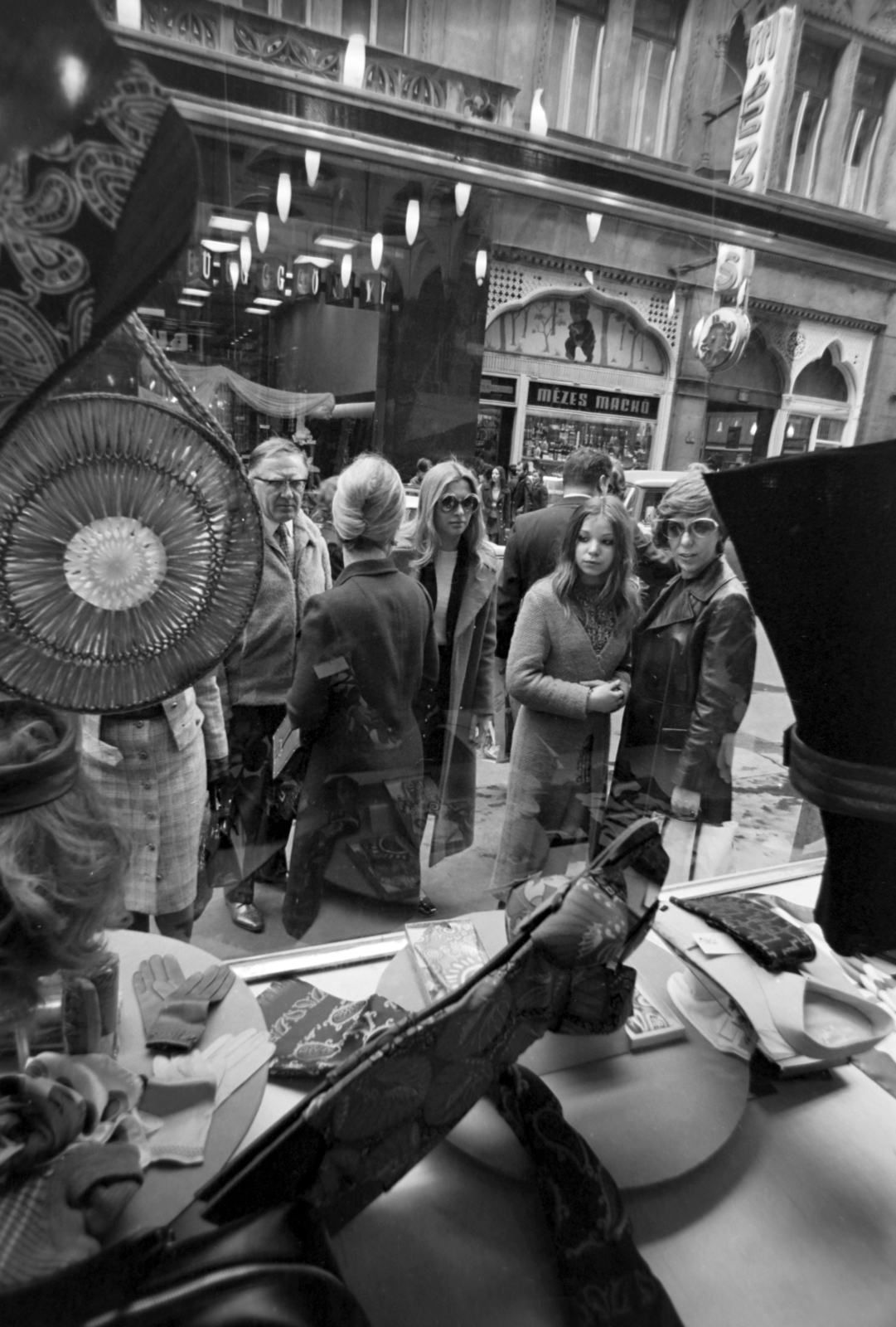 Magyarország, Budapest V., Kígyó utca, a szemközti épületben látható a Mézes Mackó a Modi Butik kirakatán keresztül., 1972, Szalay Zoltán, Budapest, Fortepan #198971