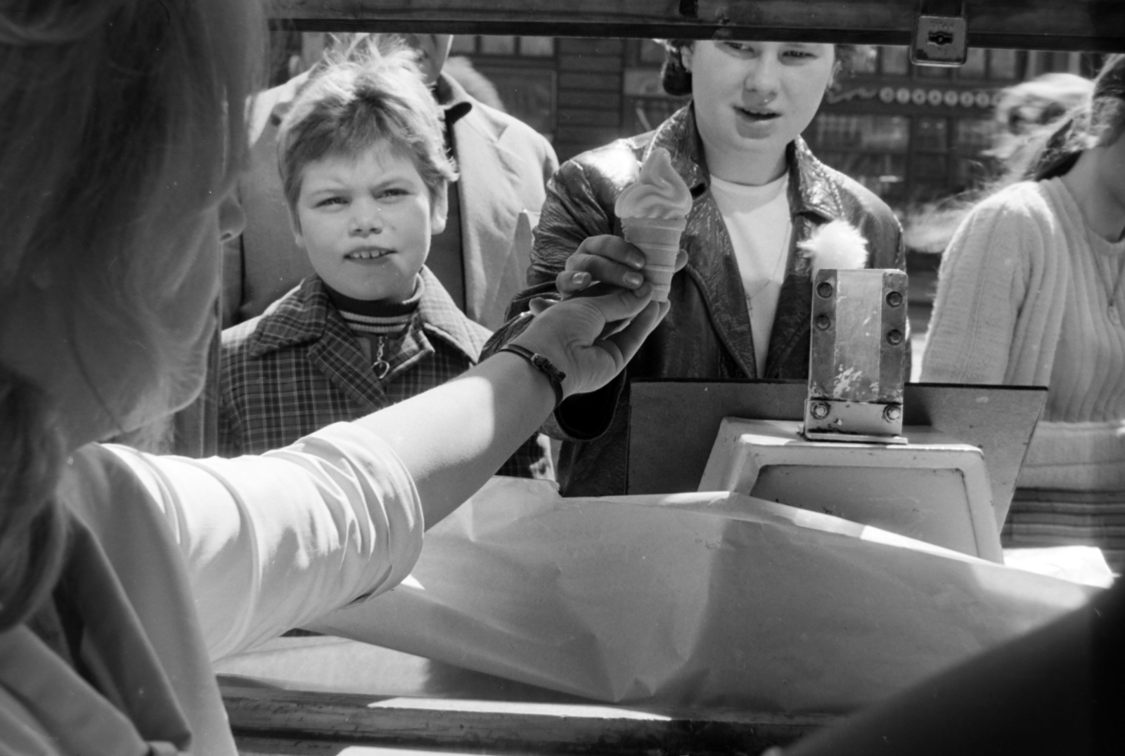Hungary, Budapest V., Ferenciek tere (Felszabadulás tér), a Jégbüfé a Petőfi Sándor utca sarkán., 1974, Szalay Zoltán, Budapest, ice cream, Fortepan #198975