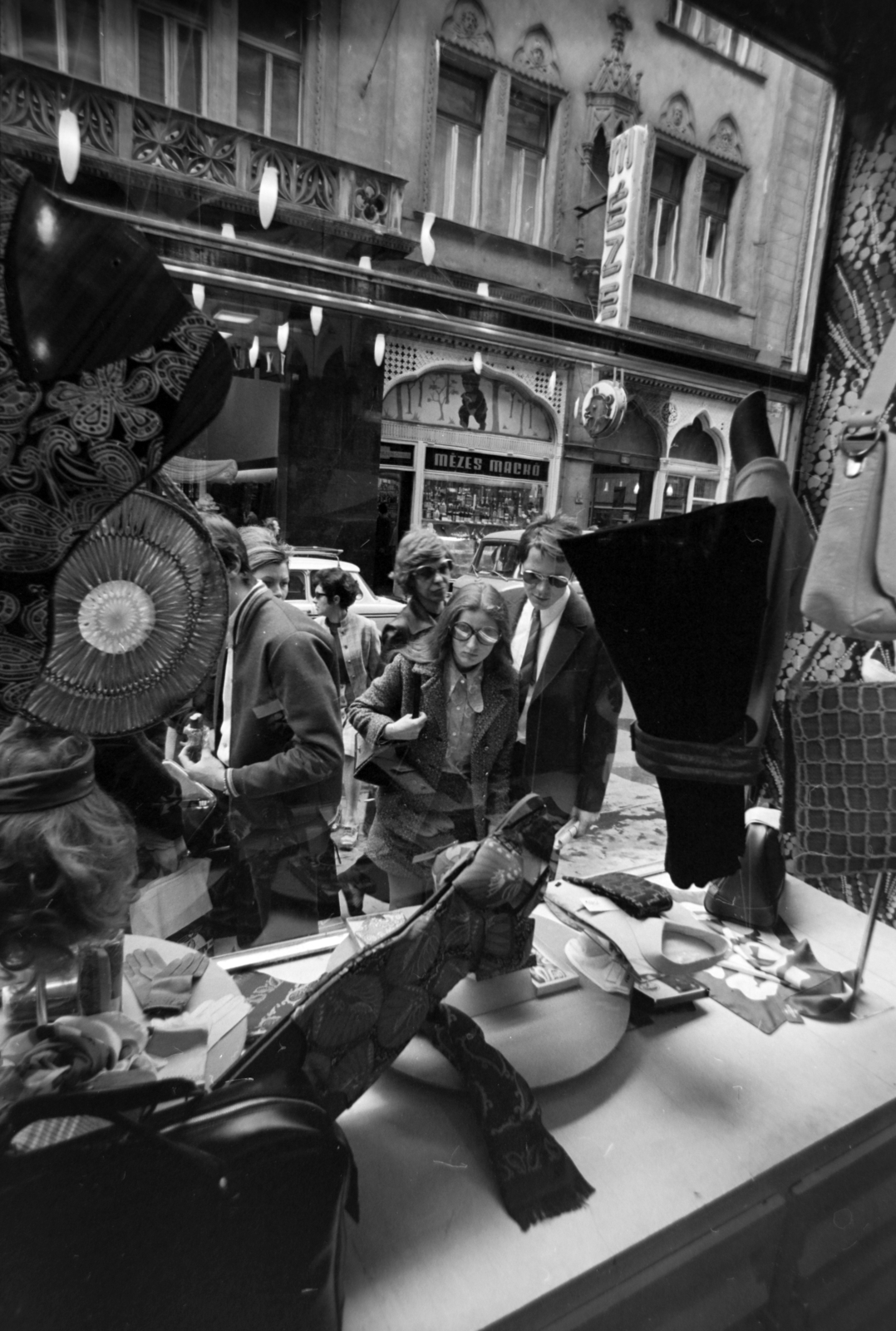 Hungary, Budapest V., Kígyó utca, a szemközti épületben látható a Mézes Mackó a Modi Butik kirakatán keresztül., 1972, Szalay Zoltán, Budapest, Fortepan #198983