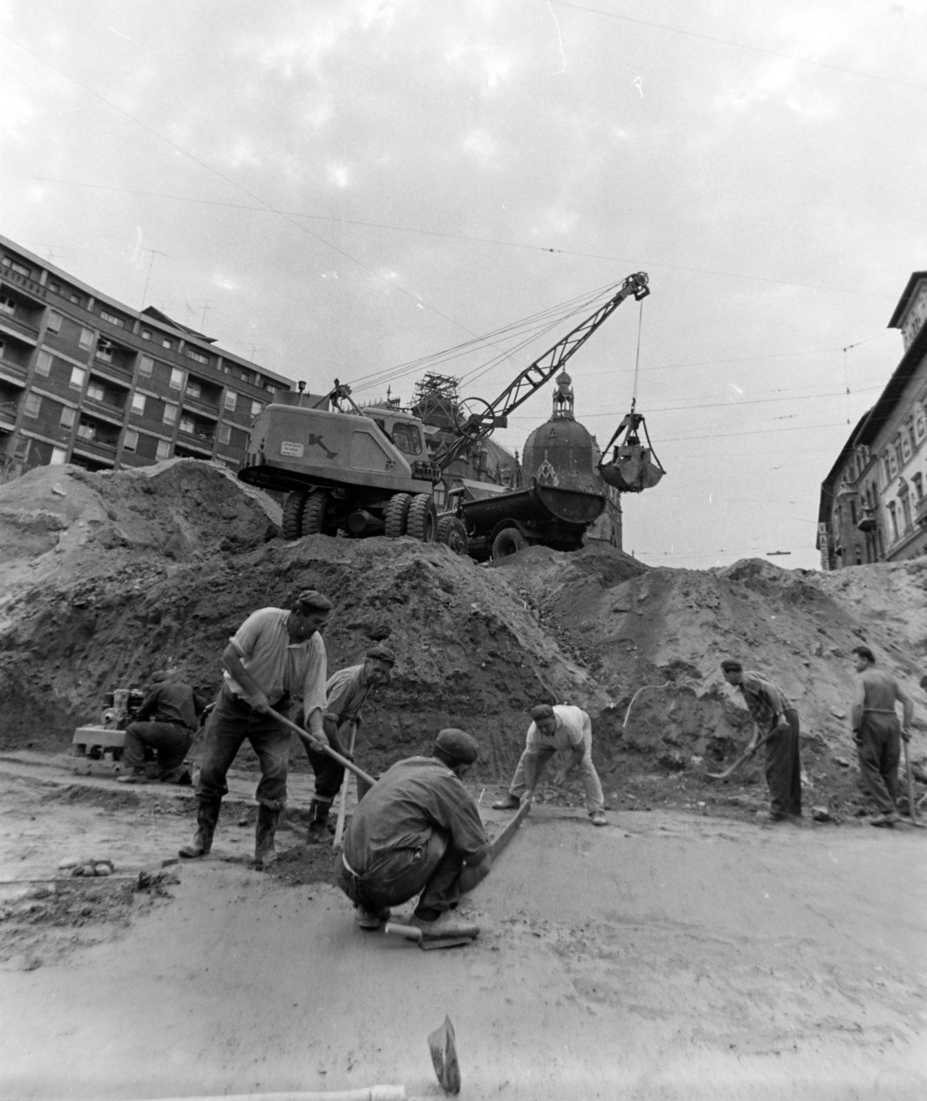 Magyarország, Budapest VIII.,Budapest IX., Üllői út – Nagykörút kereszteződés, az aluljáró építkezése, háttérben az Iparművészeti Múzeum., 1971, Szalay Zoltán, Budapest, Fortepan #198996