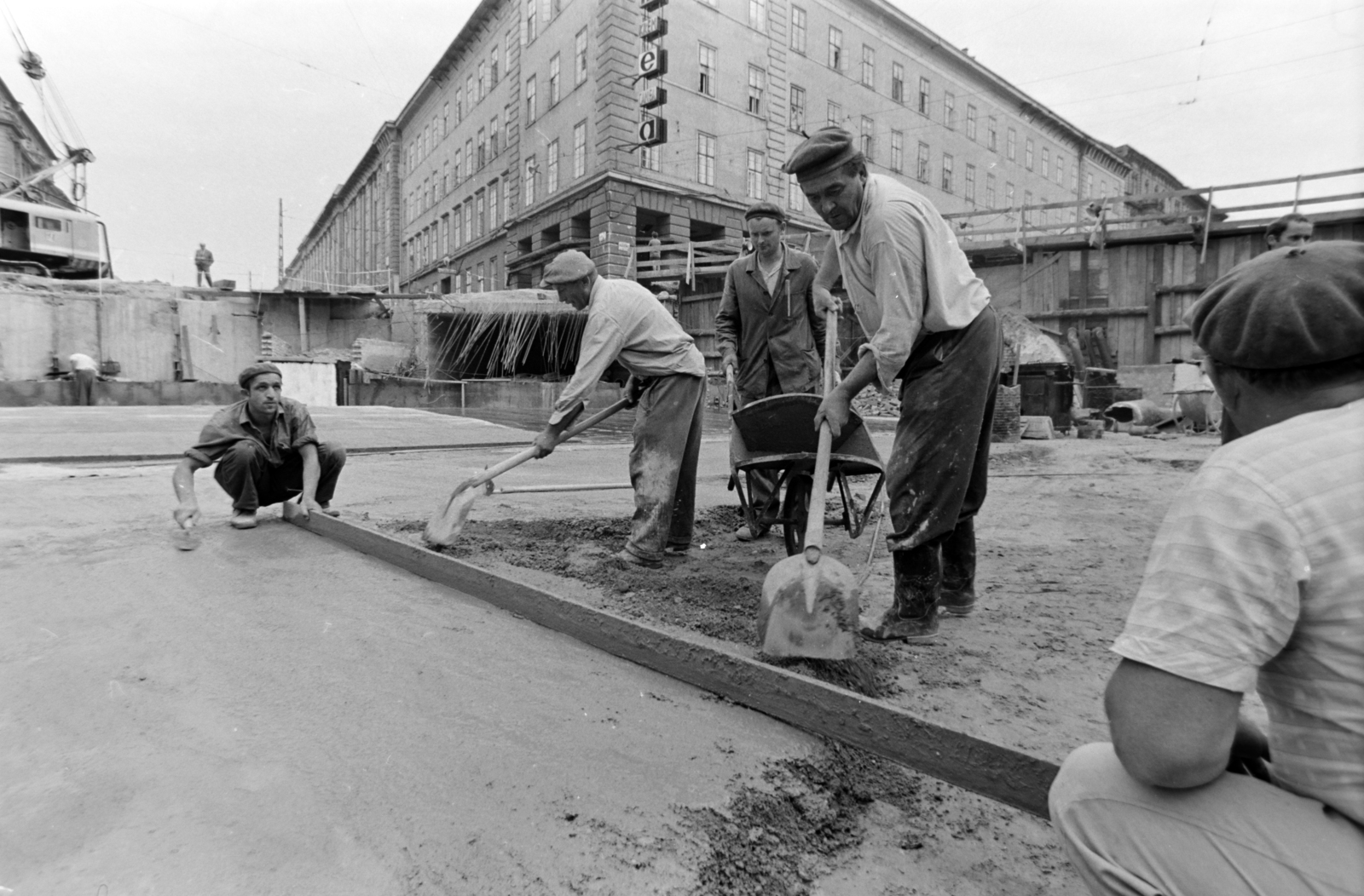Magyarország, Budapest VIII.,Budapest IX., Üllői út – Nagykörút kereszteződés, az aluljáró építkezése, szemben az egykori Kilián laktanya épülete., 1971, Szalay Zoltán, Budapest, Fortepan #198998