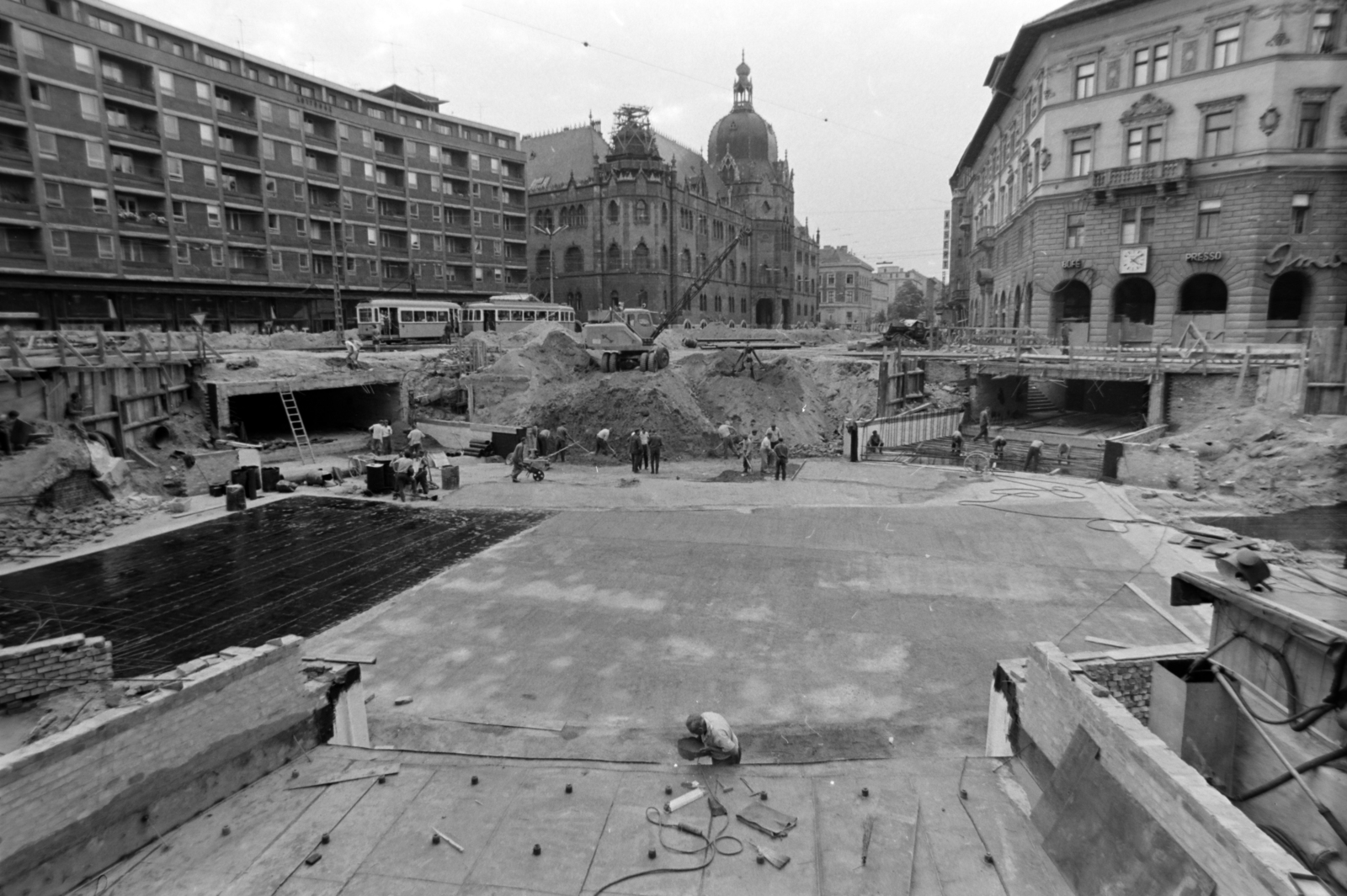 Magyarország, Budapest VIII.,Budapest IX., Üllői út – Nagykörút kereszteződés, az aluljáró építkezése, háttérben az Iparművészeti Múzeum., 1971, Szalay Zoltán, metróépítés, Budapest, aluljáró, Fortepan #198999